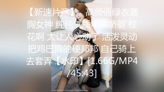 双马尾可爱小美女脱光光，奶子大肉体丰腴，啪啪享受舔吸抽插