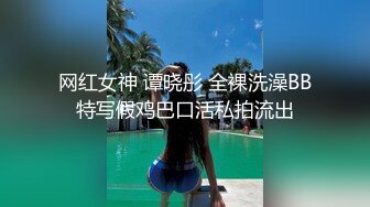    女友带我去买衣服然后在试衣间给我，狂野的反差婊，吃鸡的饥渴样，像八百年没吃过鸡一样