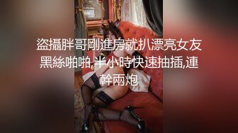   两个18岁的极品可爱小萝莉女同，脱光光互相舔对方粉逼，大叔出场 忍不住要参与