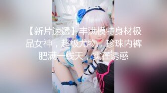 《极品CP魔手外购》美女如云餐饮店大神躲藏女厕逼脸同框偸拍数位小姐姐方便，被一个美女发现翻车了还好没有推门吓尿了 (11)