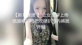 咖啡厅女店员私底下是个欲女下班和两个同事在店里3P淫乱