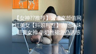 跟经理拜访完客户，结果不小心被路人浇花的水泼到 整身湿漉漉的我只能到经理家弄干身子