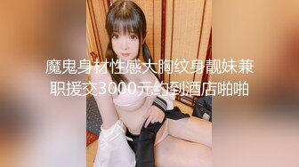 牛仔高跟性感OL美女 尿急还要排长队，前面好心人让给她先上，尿上终于舒了一口气，那神情乖啦！