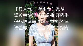 大奶子小乳头的极品少妇身材非常棒，深夜撩骚狼友揉捏骚奶子玩奶头，翘臀很诱人掰开骚逼给狼友看特写自慰