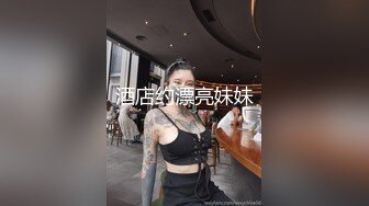 【新片速遞】大奶少妇光屁屁出来逛逛马路 来到小河边紫薇 背后大哥哪里来的骚味 貌似发现了我要偷偷拍下来