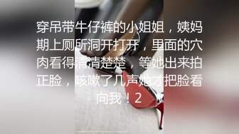 同学来家里跟我睡玩拉拉小游戏，亲着小嘴很软很甜，她舔的奶头好痒，跟狼友互动撩骚，双指抠进了骚逼好刺激