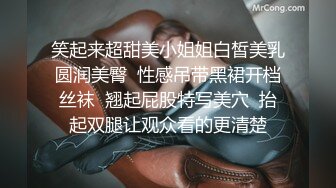   又大又软奶子撩下内裤一顿揉，深喉交奶子夹屌乳交，第一视角抽插嫩穴