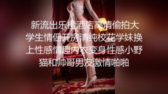 牛仔短裤腰细大奶妹子，超近距离掰穴特写吸奶口交，骑乘干了几下有味道不干了