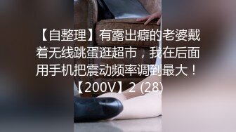 黑客破解家庭网络摄像头精选眼镜哥和媳妇在客厅自拍不是想发朋友圈吧？