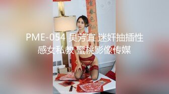  熟女人妻 在家撅着大屁屁被大肉棒无套输出 无毛鲍鱼肥美