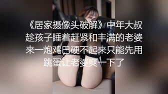  豪华包房中玩弄一个齐肩发御姐范妹子被纹身大哥疯狂吮吸舔穴，白虎干净水嫩多汁