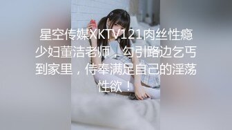 高颜值美丽少妇微微舔着粗黑的大屌被道具玩着骚逼，主动上位无套抽插流出好多白浆，被按着骚逼猛草射肚子上!