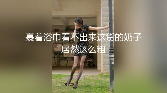 偷拍极品闷s型美女碎花裙黄高跟逛街不穿内裤