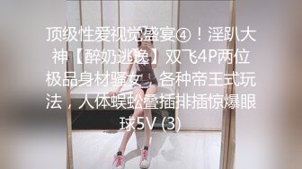  守护宝宝穿着啦啦队服装为我们展现个性迷人风光