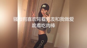 狂人直接把手机伸到高跟美女B下面对着拍B的褶子都拍的一清二楚