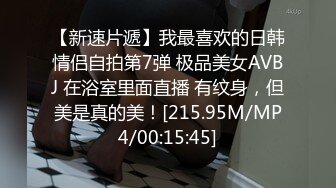 我包养的小情妇美眉，穿着骚红性感内裤，穿着丝袜出门，还没到楼下就掰开内裤发骚，录视频勾引我！