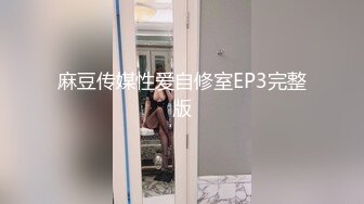 旗袍妩媚【辣阿姨】，生活气息 走路很有气质，尾随她上厕所，姨妈刚来还在流血,血液伴随尿液流了出来！