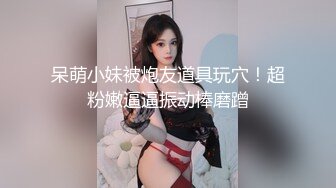  三女全程露脸大秀直播，两个御姐少妇带小姑娘直播大秀，拿着道具互相抽插骚穴让小妹妹