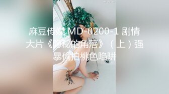 合租房门缝偷窥对门的小伙猛抠白嫩女友的小嫩B 这么死命抠也不怕玩坏掉了