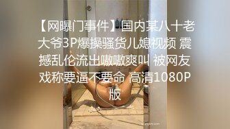 漂亮美眉 在家沙发撅着屁屁被大黑吊男友无套输出 白浆四溢 内射 浅尝骚逼里的精液