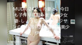 80多斤贫乳小姐姐，扭腰摆臀裸舞，开裆黑丝袜，跳蛋特写震穴，高潮喷水，双跳蛋里面外面一起