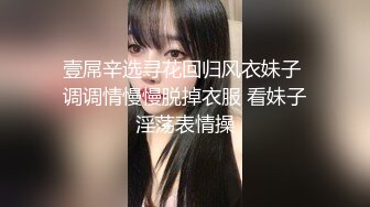 金发大妈一脸认真的吃着鸡鸡