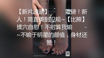 商场女厕全景偷拍两个美女的肥鲍鱼卧槽，无意中发现还有一个小伙也在趴下看美女的B_0