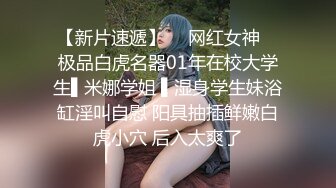 大奶熟女的诱惑，全程露脸双指抠骚逼玩弄，浪荡呻吟都快抠肿了，浴室自己舔奶子马桶刷自慰骚逼真鸡巴骚啊