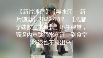 尾随偷拍美女裙底风光 吊带裙靓女和精神小伙男友逛街。松垮内内性感真想伸手摸一下