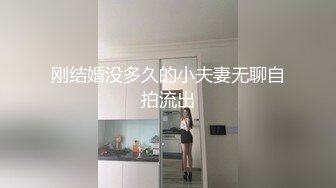 淫乱房间的淫荡男女，露脸黑丝情趣诱惑，小姑娘要当女王调教小哥，假道具草男人舔逼舔脚玩闺蜜，各种抽插