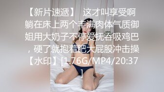  十九小姐姐白嫩美乳性感黑丝啪啪大秀，跪着深喉交骑乘自己动