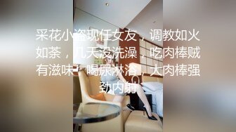  我抱着老婆掰开双腿让大学生进入，老婆第一次尝试这样玩，我操她都没叫这么大声！