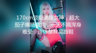 麻花辫齐逼小短裙外围美女 脱掉内裤隔着衣服摸奶子 蹲着口交侧入抽插