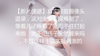 成人电影院艳遇~无法忍受的西装男直接把鸡巴塞进陌生人口中,当众开操