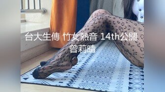   娇小身材的美少妇三P大站，前后夹击征服骚女完美爆，满满一嘴