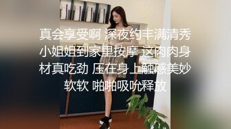 《极品CP魔手外购》潜入女厕赤裸裸拍脸拍逼各种美女小姐姐方便~有惊喜小妹子看黄片疯狂紫薇这手法没少自己玩 (11)