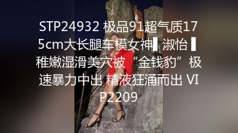 玩的很嗨的嫂子伺候大哥啪啪，温柔的舔弄大鸡巴让大哥无套抽插，抠逼爆菊花，按摩棒摩擦，掰开逼逼让大哥尿