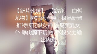 【小小寻花】约操骚熟女，带回房间操逼，进来就脱光开操，猛怼骚穴骑乘位，浪叫呻吟不断