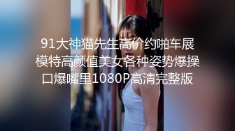 某办公楼厕所门板下看两个妹纸小穴真嫩