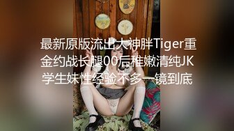 红唇性感肥逼妹子撩起裙子跳蛋自慰，脱下内裤揉搓逼逼，毛毛浓密近距离特写，跳蛋摩擦塞入没几下流出水来