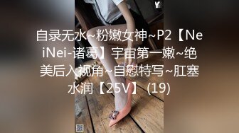 后厨操作间新来的实习生小妹占着茅坑不拉屎不停地刷抖音