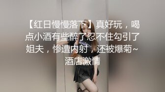 美女拿着仿真鸡巴玩弄安慰自己的小白虎