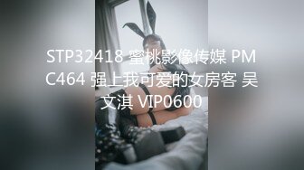   一脸呆萌18嫩妹双马尾带着项圈，翘起美腿玻璃棒插菊花，掰开小穴特写，手指扣穴水声哗哗