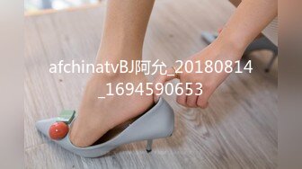 漂亮纹身女不穿内内尿完洗一下BB