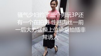 扬州小伙约了个绿衣苗条妹子啪啪，换上情趣装学生制服口交猛操呻吟