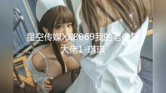 【新速片遞】卡哇伊眼镜美少女！JK装撩起裙子！跪在沙发翘起屁股，小穴还塞着跳蛋，说话嗲嗲娇喘，手指插入扣弄