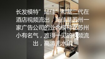 活力美少女坚挺奶子情趣装露逼诱惑，揉捏奶子学生制服短裙，跪在椅子上翘起屁股扭动，自摸逼逼掰穴特写诱人