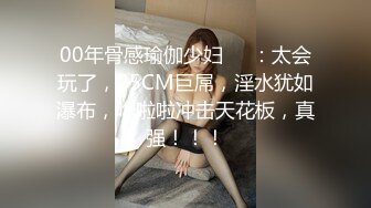 屄很粉的妹子被男友帮在床上尻