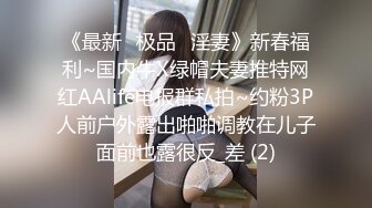 披肩发长腿御姐范美少妇，双头蛇道具，道具来回进出，忍不住呻吟起来，强烈刺激外阴