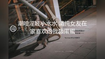 漂亮女主播户外真空露出大阴唇在野外无视身边经过的路人冲动直播逼逼，白嫩大长腿不知道被哪个路人搞上了